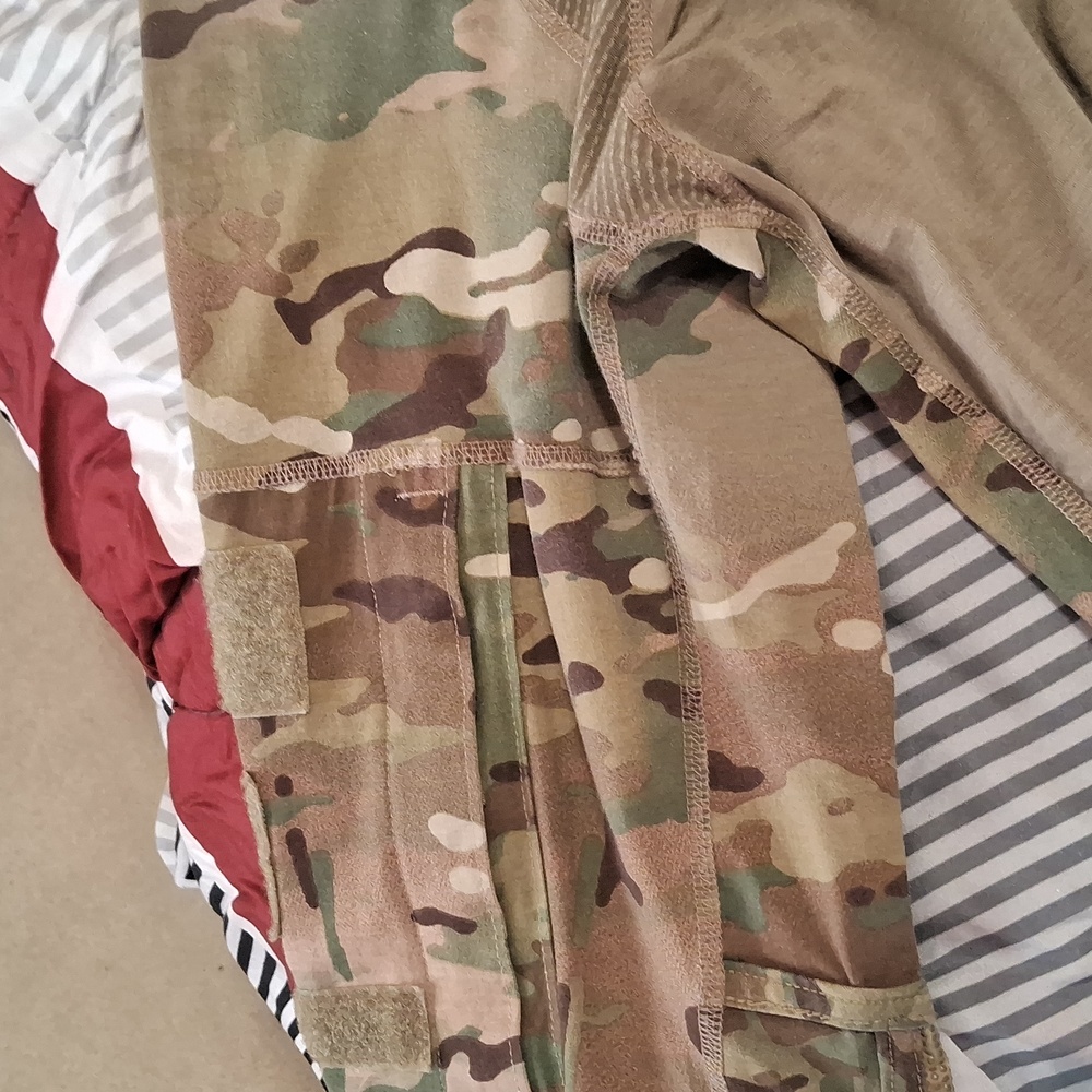 Men's Army Camouflage Long Sleeve Shirt - Picture 3 of 3